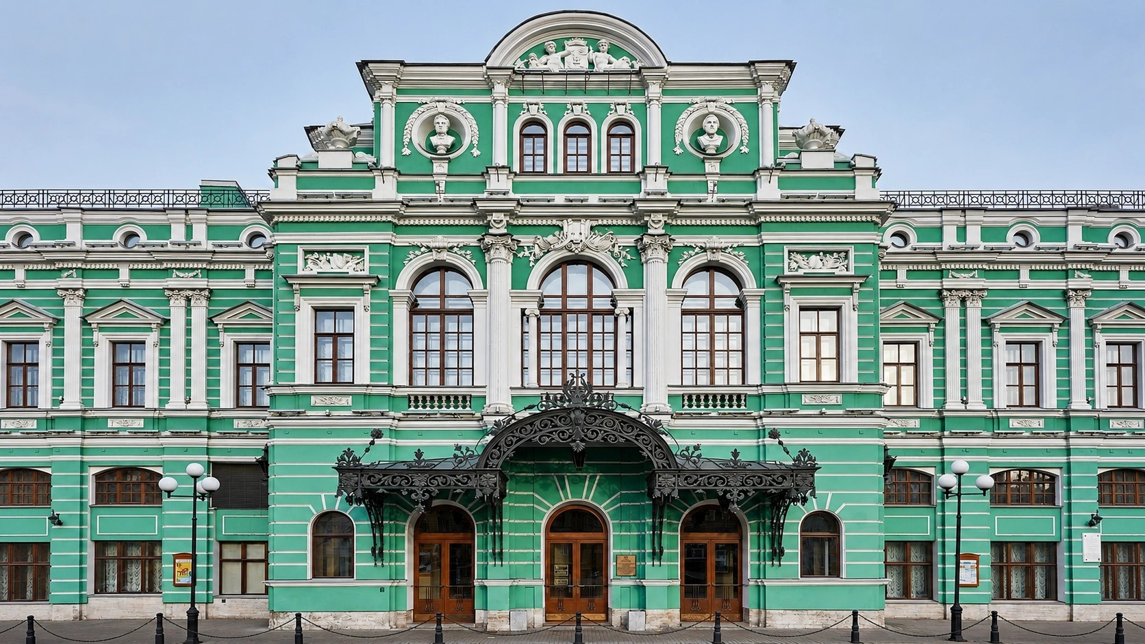 Почему театр носил имя Максима Горького